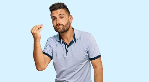 Homem Bonito Com Barba Vestindo Roupas Casuais Fazendo Gesto Italiano — Fotografia de Stock