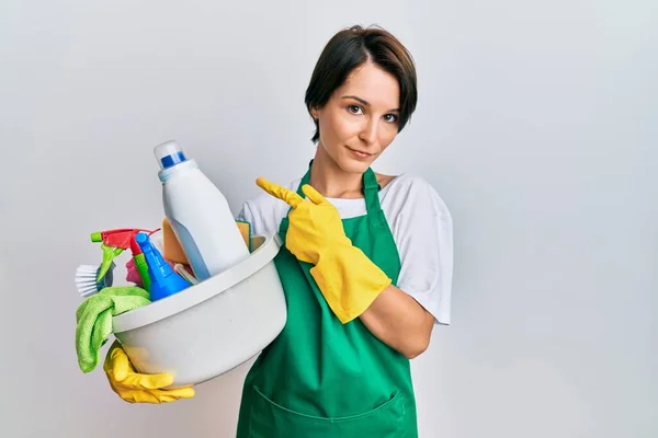 Joven Morena Con Pelo Corto Llevando Delantal Sosteniendo Productos Limpieza —  Fotos de Stock