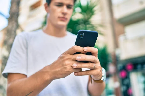 Young Caucasian Man Serious Expression Using Smartphone City — Stock Photo, Image