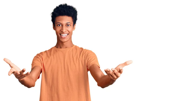 Νεαρός Αφροαμερικάνος Που Φοράει Καθημερινά Ρούχα Χαμογελώντας Χαρωπός Προσφέροντας Χέρια — Φωτογραφία Αρχείου