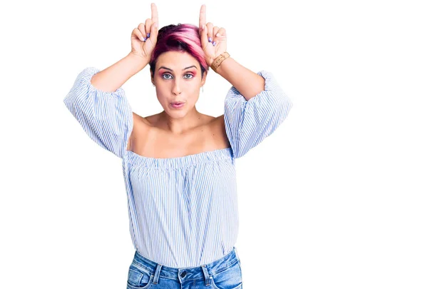 Jovem Mulher Bonita Com Cabelo Rosa Vestindo Roupas Casuais Fazendo — Fotografia de Stock