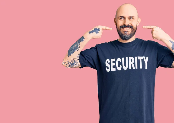 Jonge Knappe Man Draagt Veiligheid Shirt Glimlachend Vrolijk Tonen Wijzen — Stockfoto