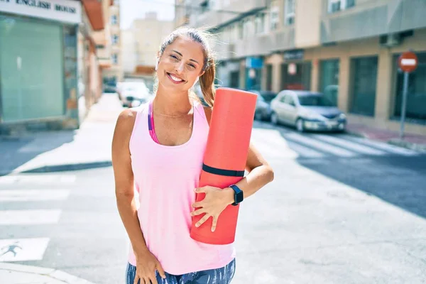 Middle Age Sportswoman Smiling Happy Holding Yoga Mat City — Stock Photo, Image