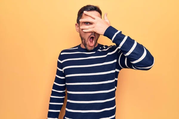 Jonge Knappe Man Draagt Casual Gestreepte Trui Staan Geïsoleerde Gele — Stockfoto