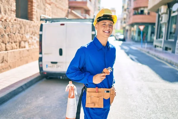 Joven Trabajador Hispano Sonriendo Feliz Trabajando Calle Ciudad —  Fotos de Stock