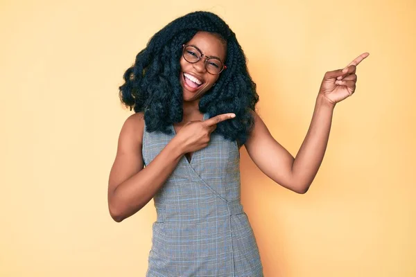 Mooie Afrikaanse Vrouw Zakelijke Jurk Bril Lachend Kijkend Naar Camera — Stockfoto