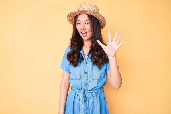 Junge Schöne Chinesische Mädchen Mit Sommerhut Zeigt Und Zeigt Nach — Stockfoto