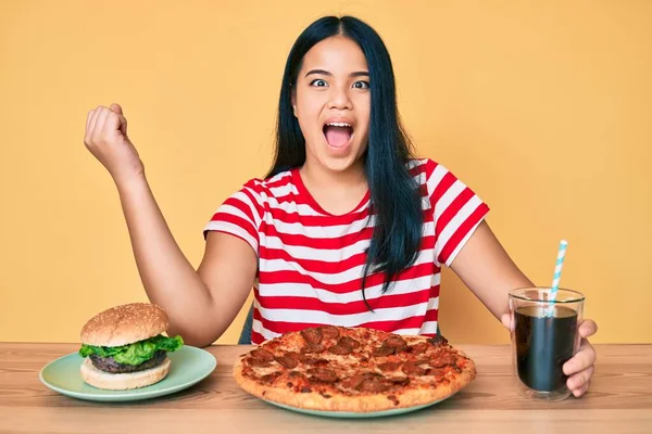 Fiatal Gyönyörű Ázsiai Lány Eszik Gyorsétterem Pizza Burger Sikoltozó Büszke — Stock Fotó