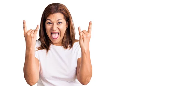 Mulher Latina Meia Idade Vestindo Camisa Branca Casual Gritando Com — Fotografia de Stock