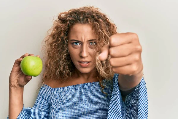 Bella Ragazza Adolescente Caucasica Con Mano Mela Verde Infastidito Frustrato — Foto Stock