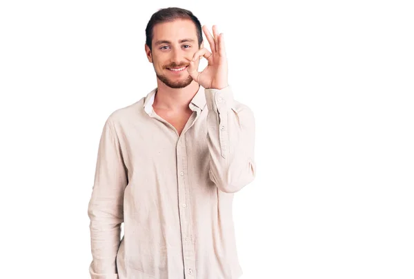 Homem Branco Bonito Jovem Vestindo Roupas Casuais Sorrindo Positivo Fazendo — Fotografia de Stock