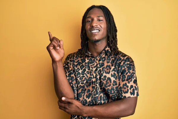 Homem Afro Americano Com Tranças Vestindo Camisa Leopardo Animal Com — Fotografia de Stock