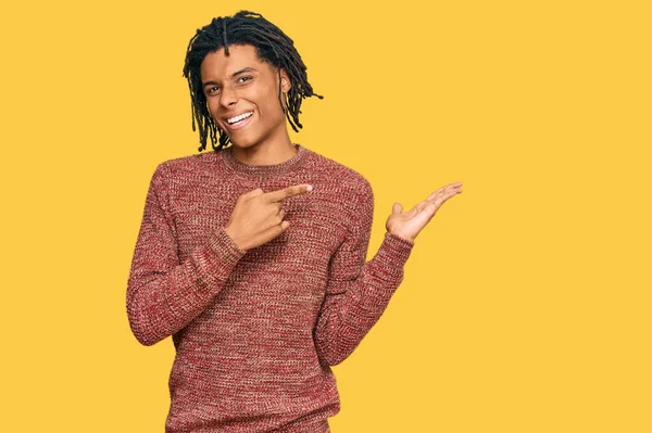 스웨터를 아프리카계 미국인 남자가 손가락으로 가리키는 카메라 앞에서 놀라며 미소짓고 — 스톡 사진