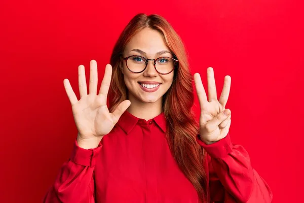 Joven Hermosa Pelirroja Vistiendo Ropa Casual Gafas Sobre Fondo Rojo —  Fotos de Stock