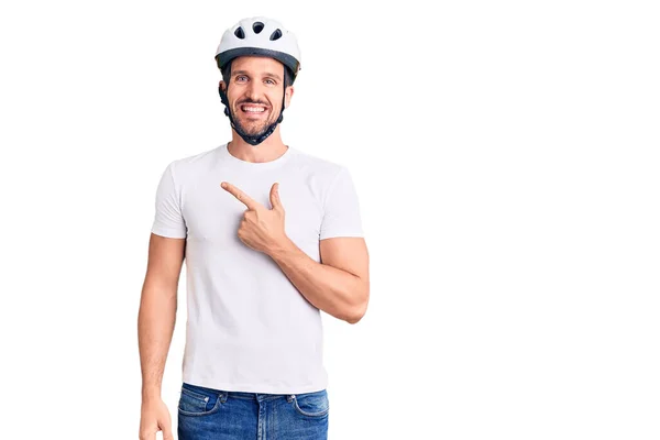 Joven Hombre Guapo Con Casco Bicicleta Alegre Con Una Sonrisa —  Fotos de Stock