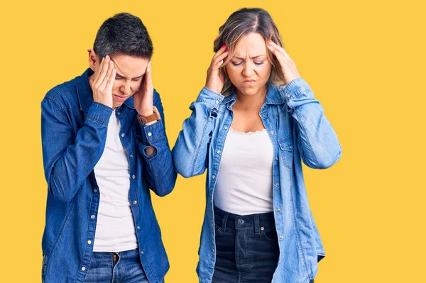 Ein Paar Frauen Lässiger Kleidung Mit Hand Auf Dem Kopf — Stockfoto