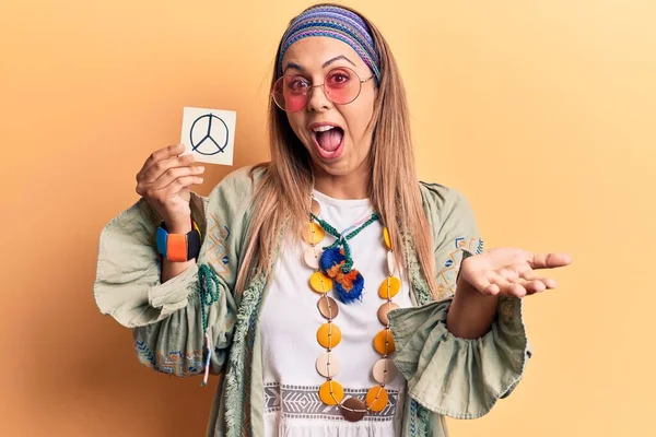 Joven Hermosa Mujer Con Ropa Hippie Celebración Paz Recordatorio Celebrar — Foto de Stock