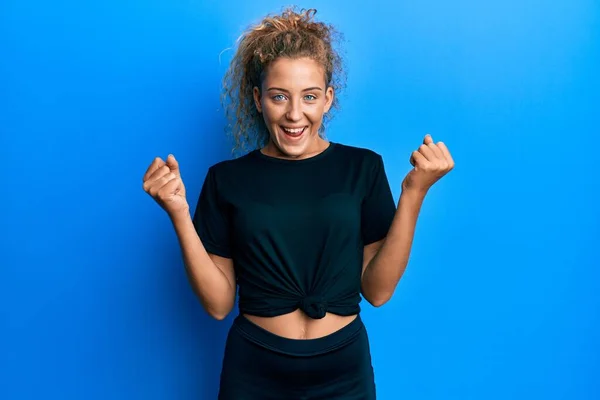 Beautiful Caucasian Teenager Girl Wearing Black Sportswear Celebrating Surprised Amazed — Stock Photo, Image