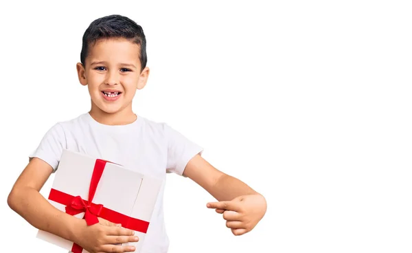 Klein Schattig Jongen Kind Houden Geschenk Glimlachend Gelukkig Wijzend Met — Stockfoto