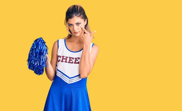 Giovane Bella Donna Indossa Uniforme Cheerleader Indicando Occhio Che Guarda — Foto Stock