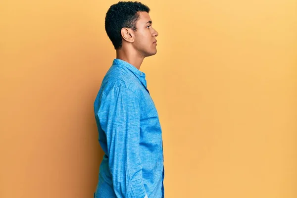 Mladý Arabský Muž Sobě Ležérní Oblečení Hledá Stranu Relaxační Profil — Stock fotografie