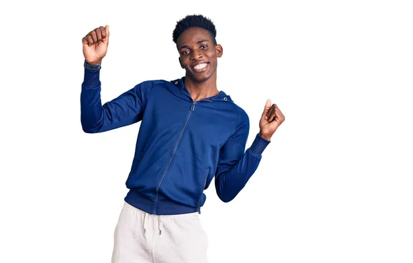 Genç Afrikalı Amerikalı Erkek Spor Kıyafetleri Giyiyor Mutlu Neşeli Dans — Stok fotoğraf
