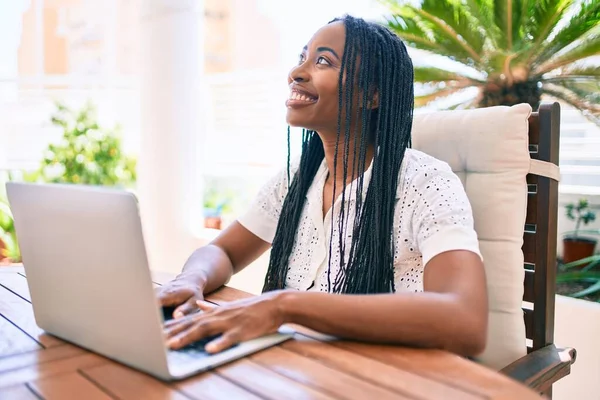 Joven Mujer Afroamericana Sonriendo Feliz Trabajando Usando Portátil Terraza —  Fotos de Stock