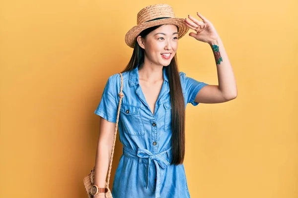 Νεαρή Κινέζα Γυναίκα Που Φοράει Καλοκαιρινό Καπέλο Πολύ Χαρούμενη Και — Φωτογραφία Αρχείου