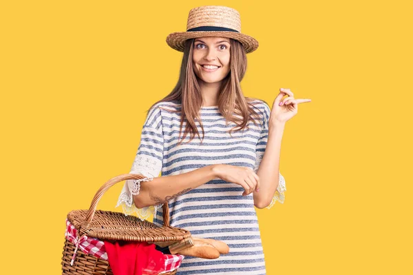 Schöne Kaukasische Frau Trägt Sommermütze Und Hält Picknickkorb Mit Brot — Stockfoto