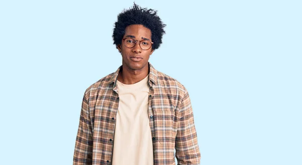 Hombre Afroamericano Guapo Con Cabello Afro Usando Ropa Casual Gafas — Foto de Stock