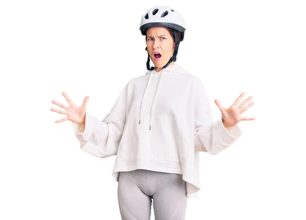 Jovem Morena Bonita Usando Capacete Bicicleta Roupas Esportivas Loucas Loucas — Fotografia de Stock