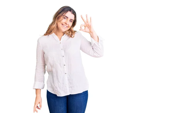 Mujer Caucásica Joven Con Ropa Casual Sonriendo Positiva Haciendo Signo — Foto de Stock