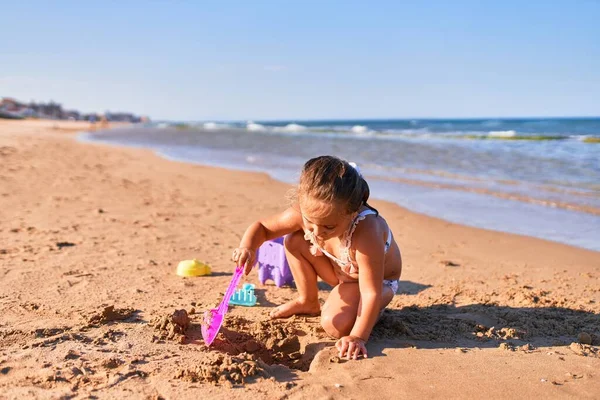 Entzückendes Blondes Kind Bikini Sandburg Bauen Mit Eimer Und Schaufel — Stockfoto