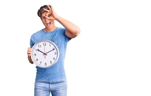 Joven Hombre Guapo Sosteniendo Gran Reloj Sonriendo Feliz Haciendo Signo — Foto de Stock