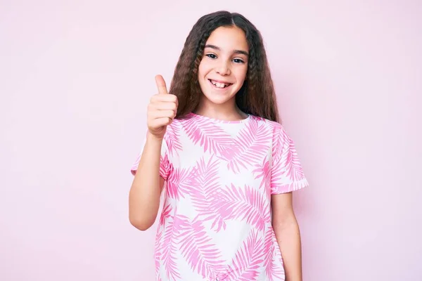 Menina Bonito Hispânico Criança Vestindo Roupas Casuais Sorrindo Feliz Positivo — Fotografia de Stock