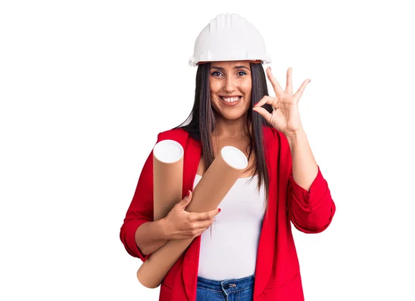 Jovem Bela Mulher Morena Vestindo Chapéu Duro Segurando Projeto Arquiteto — Fotografia de Stock