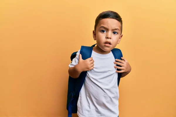 Adorable Niño Latino Preocupado Llevando Mochila Estudiante Sobre Fondo Amarillo —  Fotos de Stock