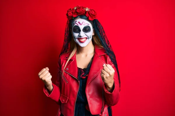 Mulher Vestindo Dia Traje Morto Sobre Vermelho Muito Feliz Animado — Fotografia de Stock