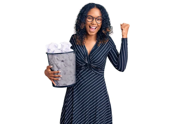 Young African American Woman Holding Paper Bin Full Crumpled Papers — Stock Photo, Image