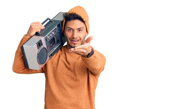 Snygg Latinamerikansk Ung Man Håller Boombox Lyssna Musik Leende Vänlig — Stockfoto
