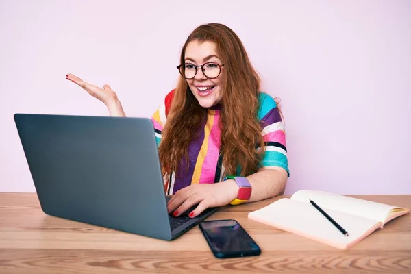 Ofiste Laptopla Çalışan Genç Kızıl Saçlı Kadın Zaferi Mutlu Bir — Stok fotoğraf