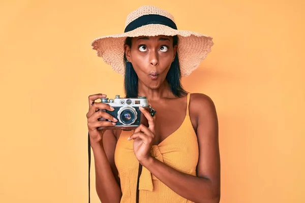 Mladá Africká Americká Žena Letním Klobouku Drží Vintage Fotoaparát Takže — Stock fotografie