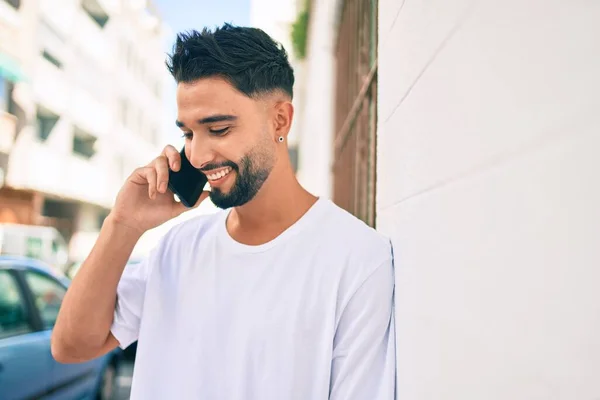 Şehirdeki Akıllı Telefondan Konuşan Ciddi Bir Suratı Olan Genç Bir — Stok fotoğraf