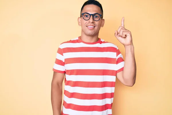 Joven Hombre Latino Guapo Con Ropa Casual Gafas Apuntando Con — Foto de Stock