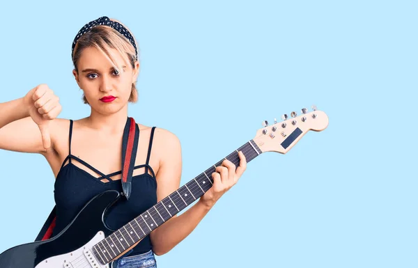Młoda Piękna Blondynka Gra Gitarze Elektrycznej Wściekłą Twarzą Negatywny Znak — Zdjęcie stockowe