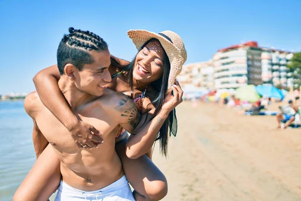 Jovem Casal Latino Vestindo Roupa Banho Sorrindo Feliz Andando Praia — Fotografia de Stock