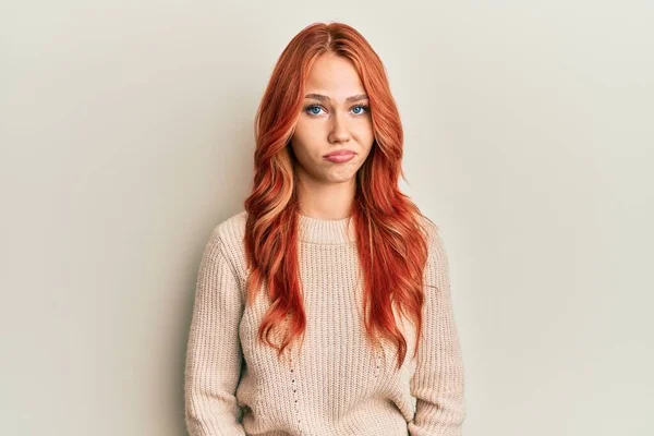 Fiatal Gyönyörű Vörös Hajú Visel Alkalmi Téli Pulóver Depressziós Aggódni — Stock Fotó