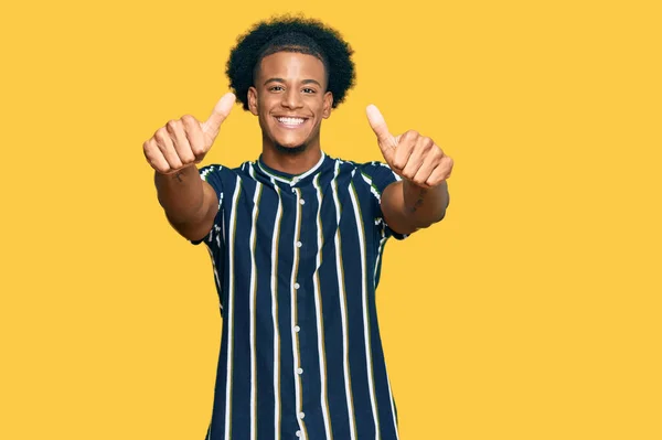 Afrikansk Amerikansk Man Med Afro Hår Bär Casual Kläder Godkänner — Stockfoto