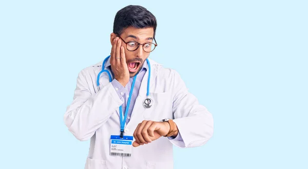 Junger Hispanischer Mann Arztuniform Und Stethoskop Schaut Besorgt Auf Die — Stockfoto