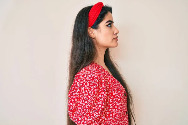 Brunette Teenager Girl Wearing Summer Dress Looking Side Relax Profile — Stock Photo, Image